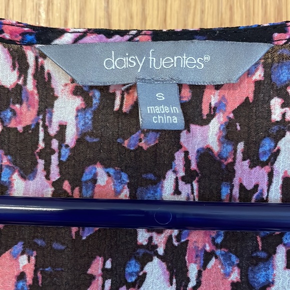 Daisy Fuentes flowy sleeveless shirt - Picture 2 of 5